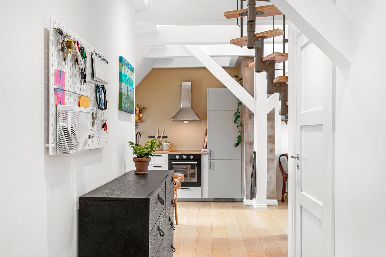 Entréen er tiltalende, med plass til oppbevaring av sko og yttertøy. Galleribilde