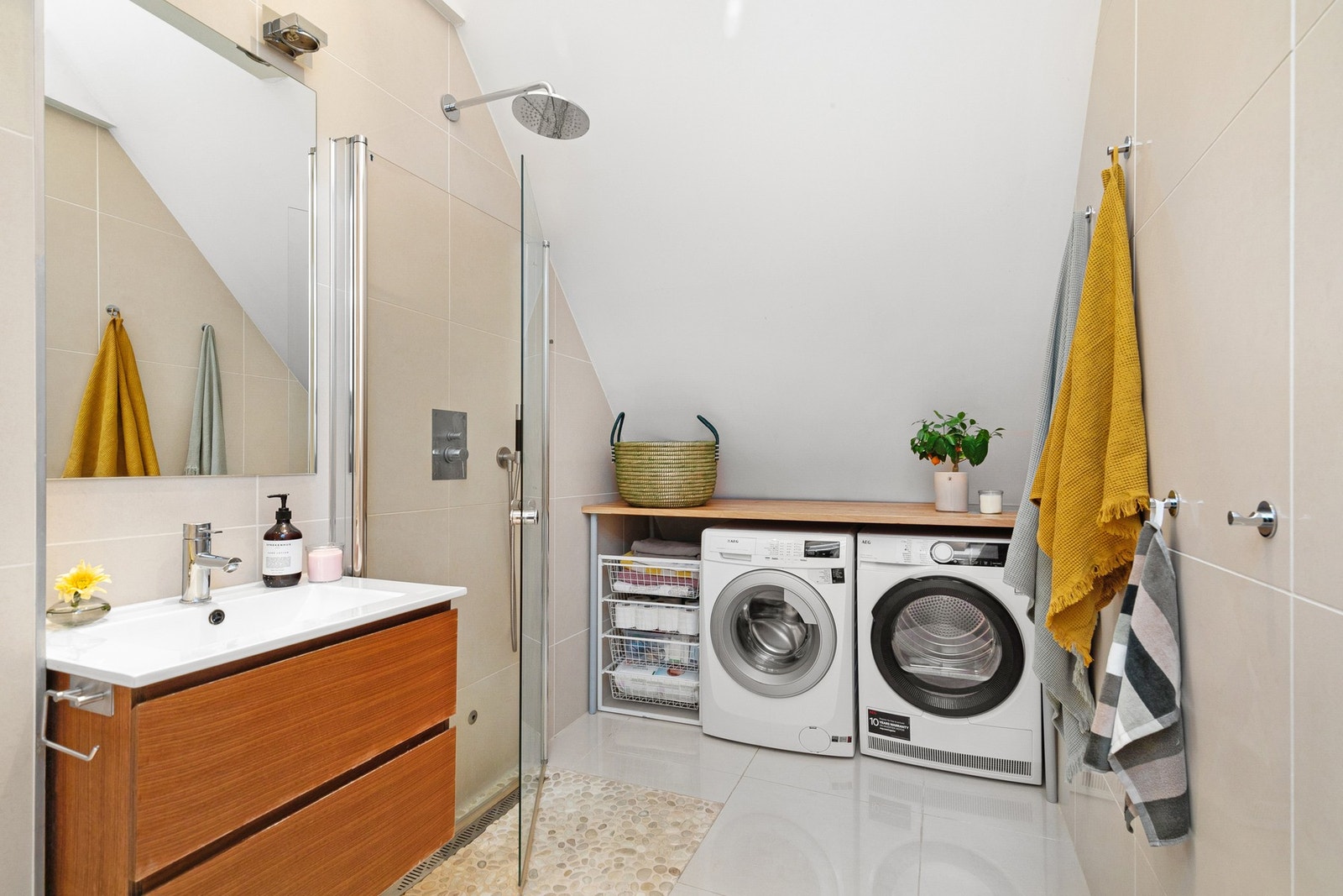 Delikat bad med smakfulle flisvalg og moderne innredning som gir et harmonisk og helhetlig inntrykk. Galleribilde