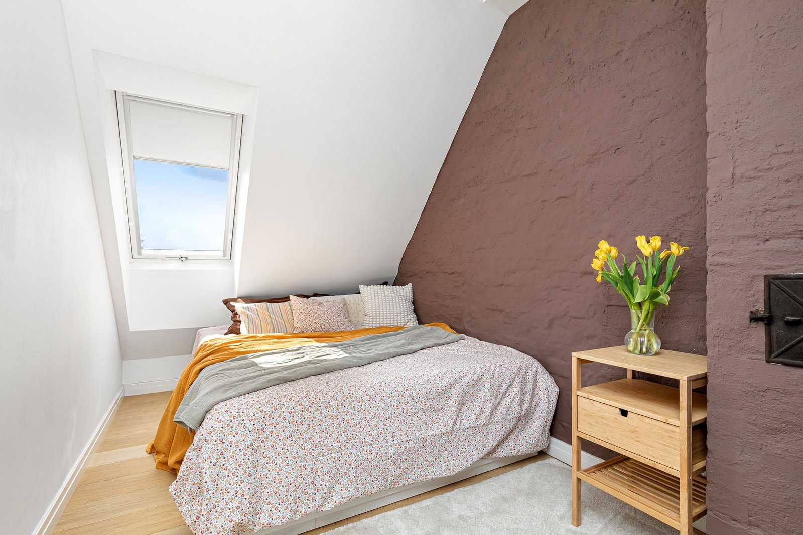 Soverommet er holdt i moderne farge som står i stil med resten av leiligheten. Galleribilde