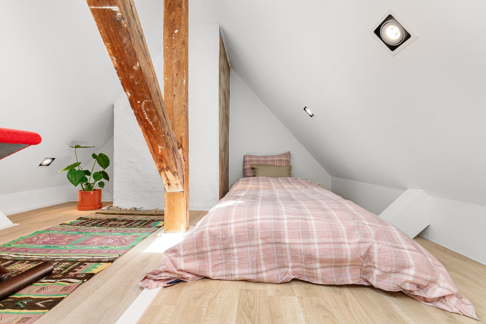 Praktisk hems som kan brukes til gjesteavdeling, lounge eller hvis man trenger ekstra lagring. Galleribilde