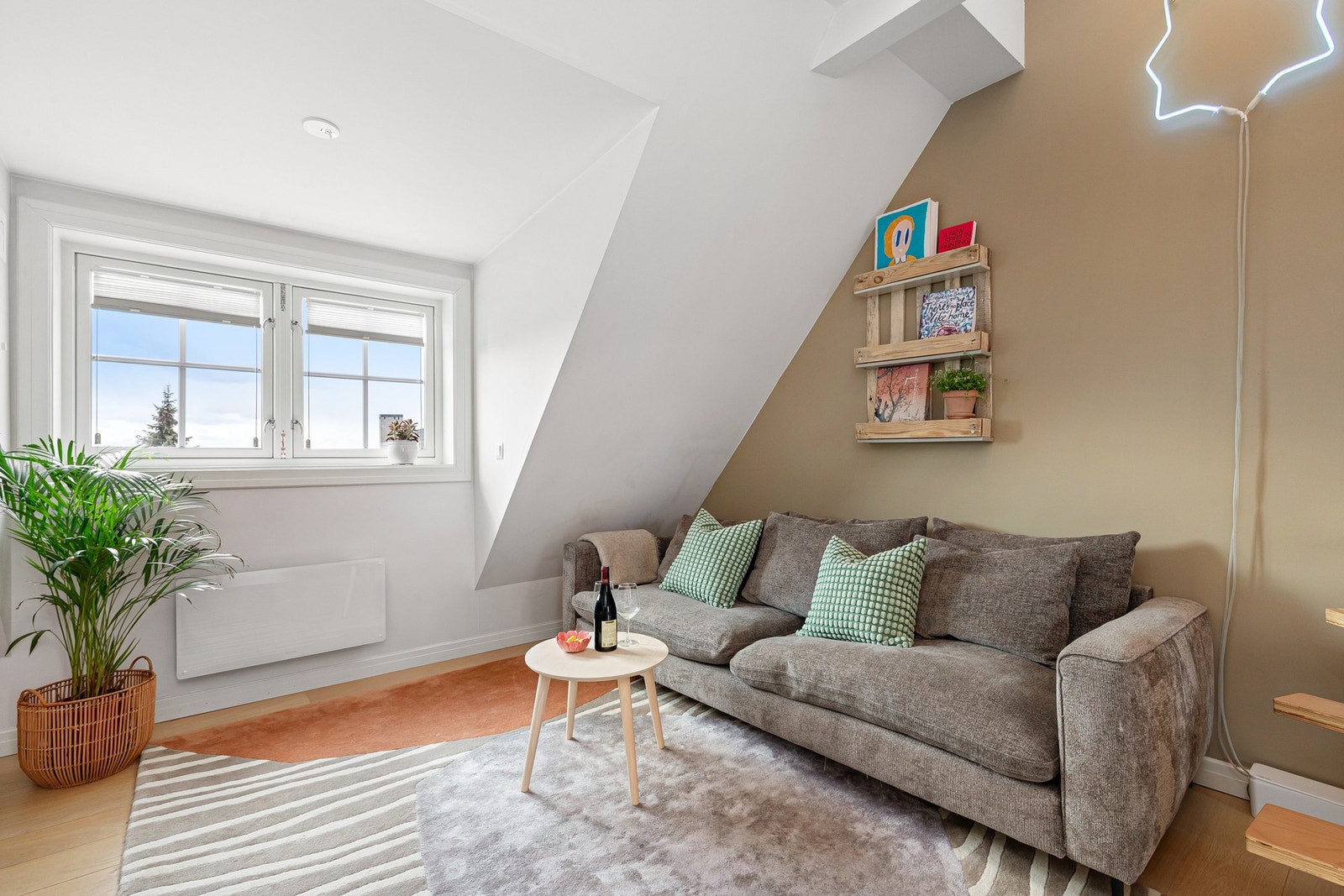 God plass til sofa og ønsket TV-løsning. Galleribilde