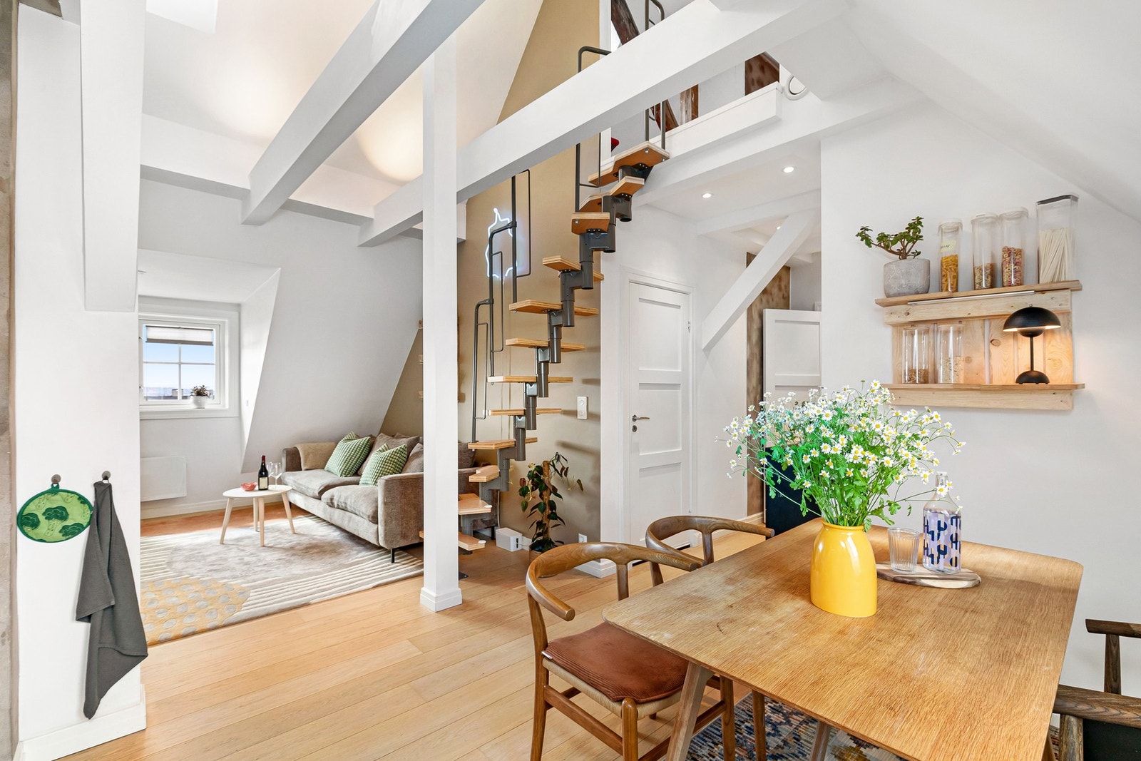 Den åpne løsningen mellom stue og kjøkken gjør rommet som et naturlig samlingssted for venner og familie. Galleribilde