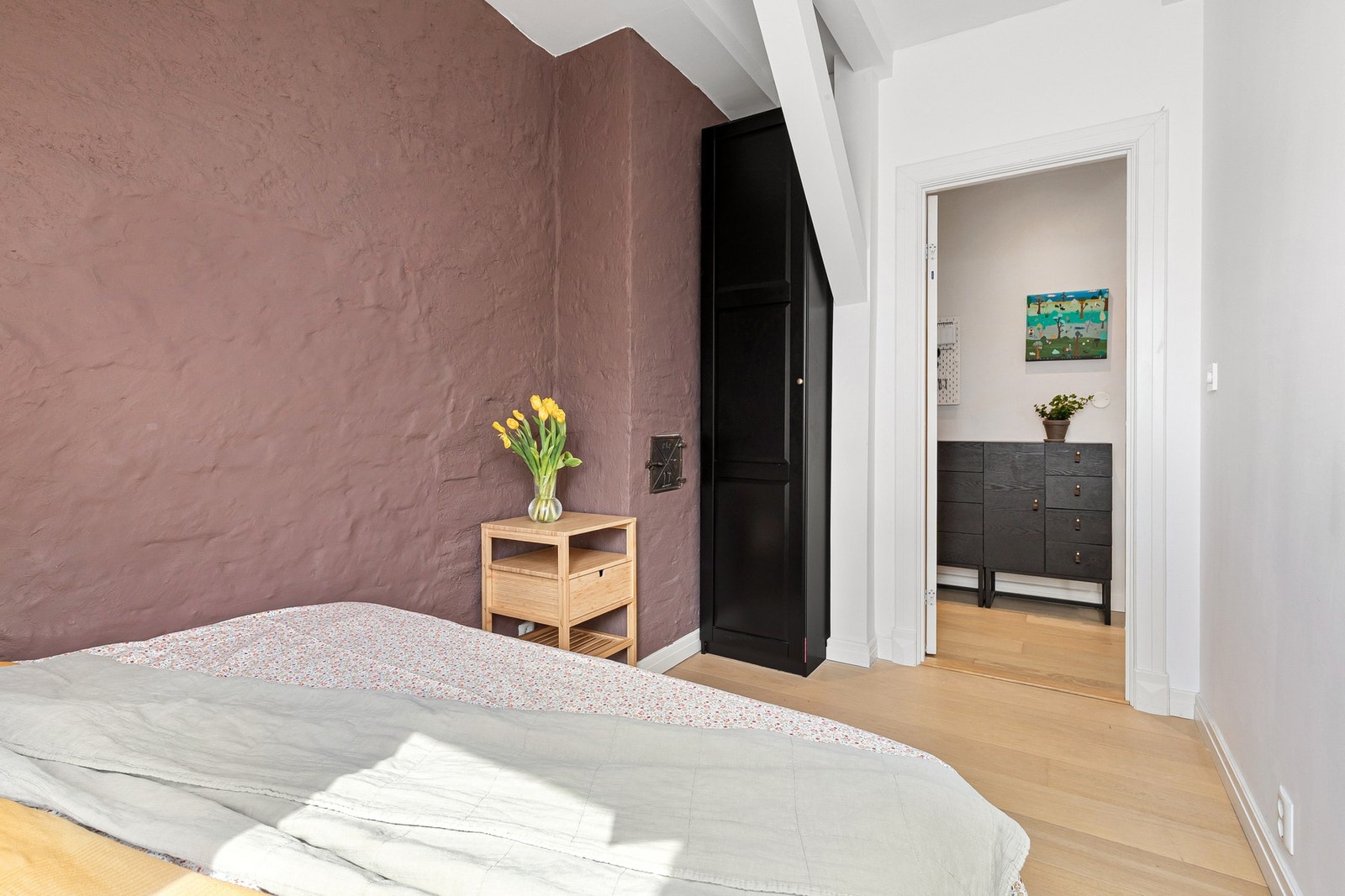 Det er god plass til dobbeltseng, nattbord og garderobeløsning. Galleribilde