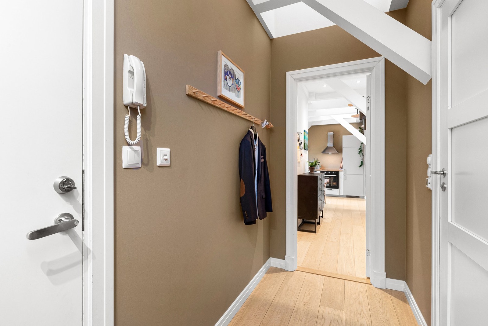 Entréen er tiltalende, med plass til oppbevaring av sko og yttertøy. Galleribilde