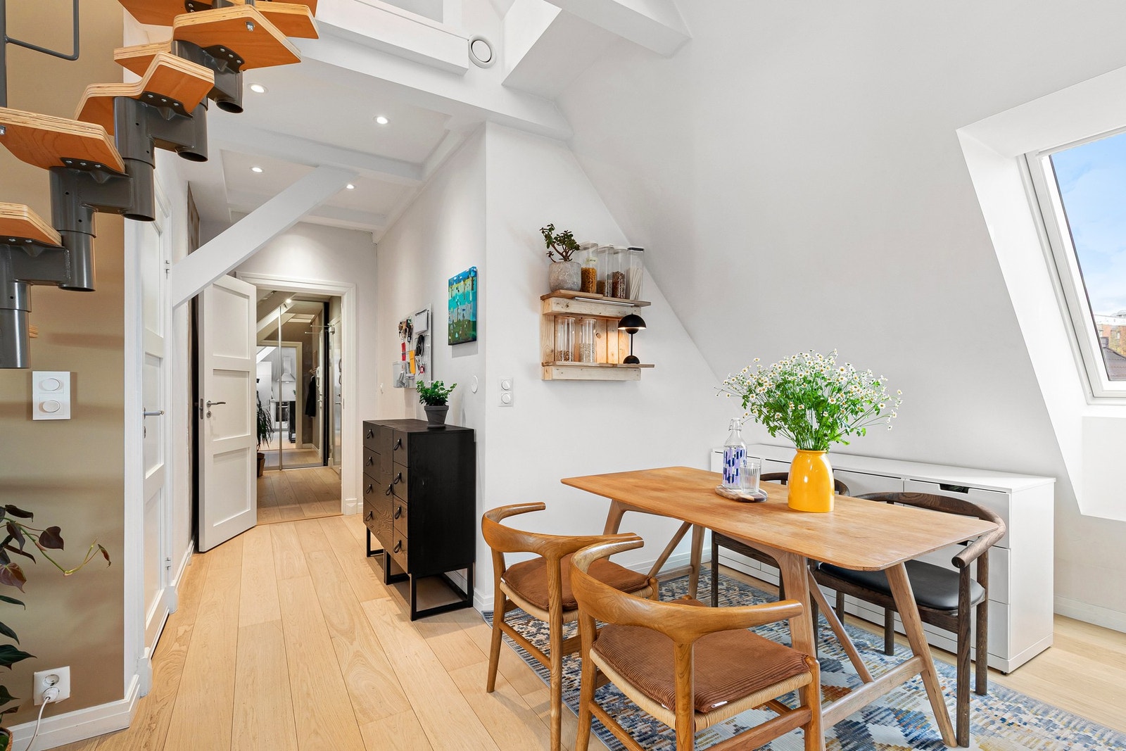 God plass til spisebord på kjøkkenet - her kan man invitere venner og familie til hyggelige lag! Velkommen til bords! Galleribilde