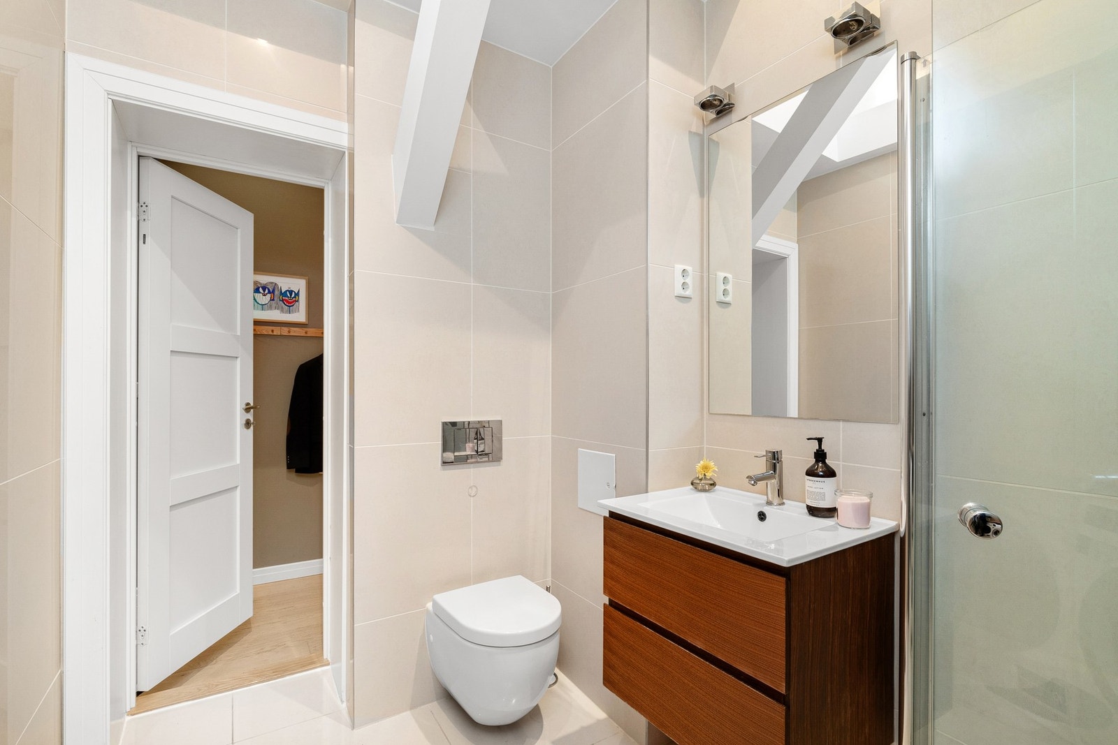 Baderommet ble i likhet med leiligheten oppført og etablert i 2014, arbeid utført i regi av Bonum Bygg AS. Galleribilde