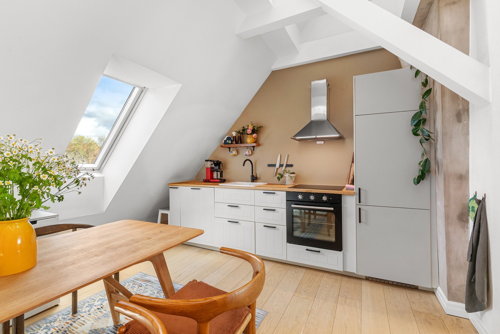 Kjøkkeninnredning ble montert i mars 2025. Galleribilde