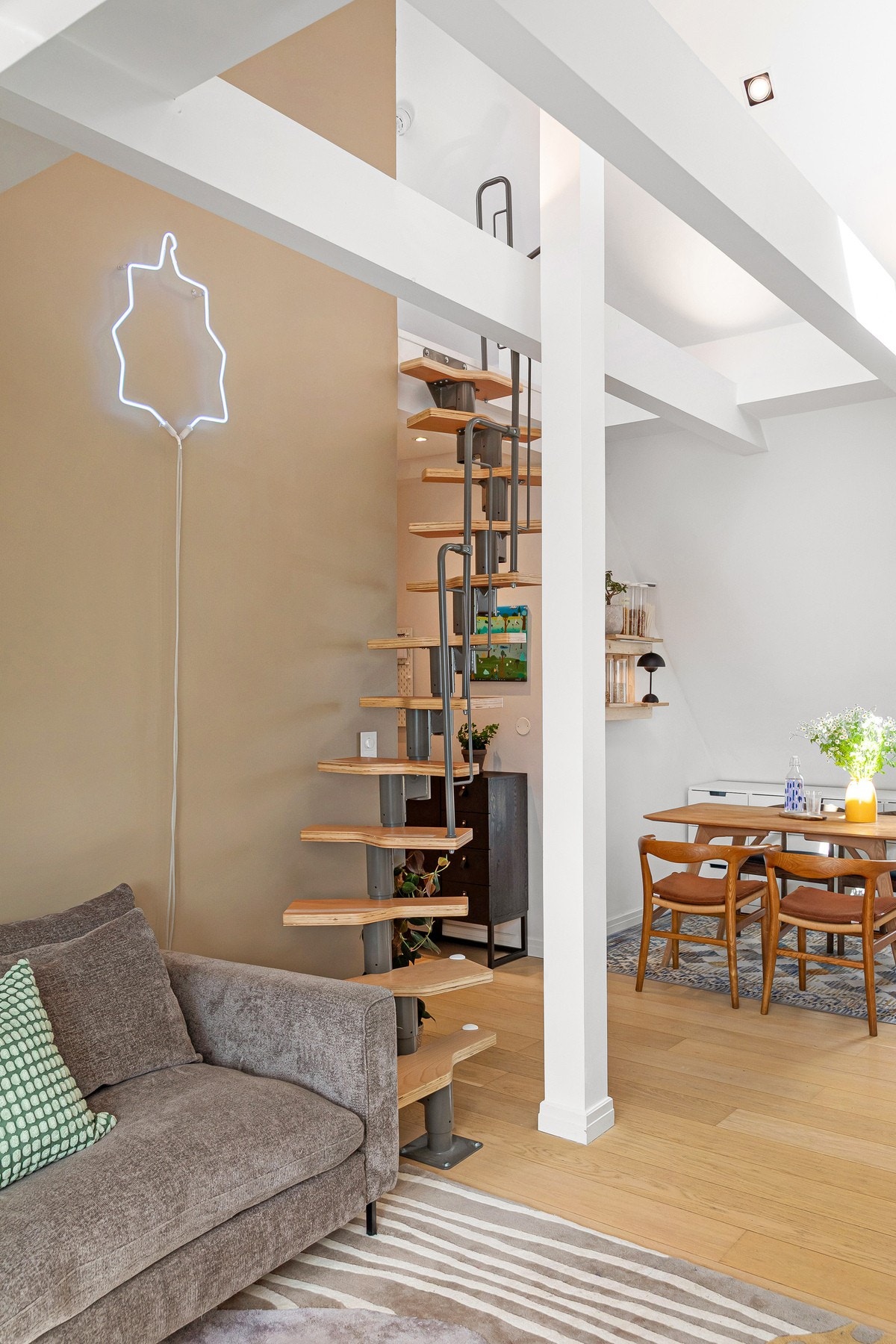 Ny plassbesparende trapp, montert i 2025. Galleribilde