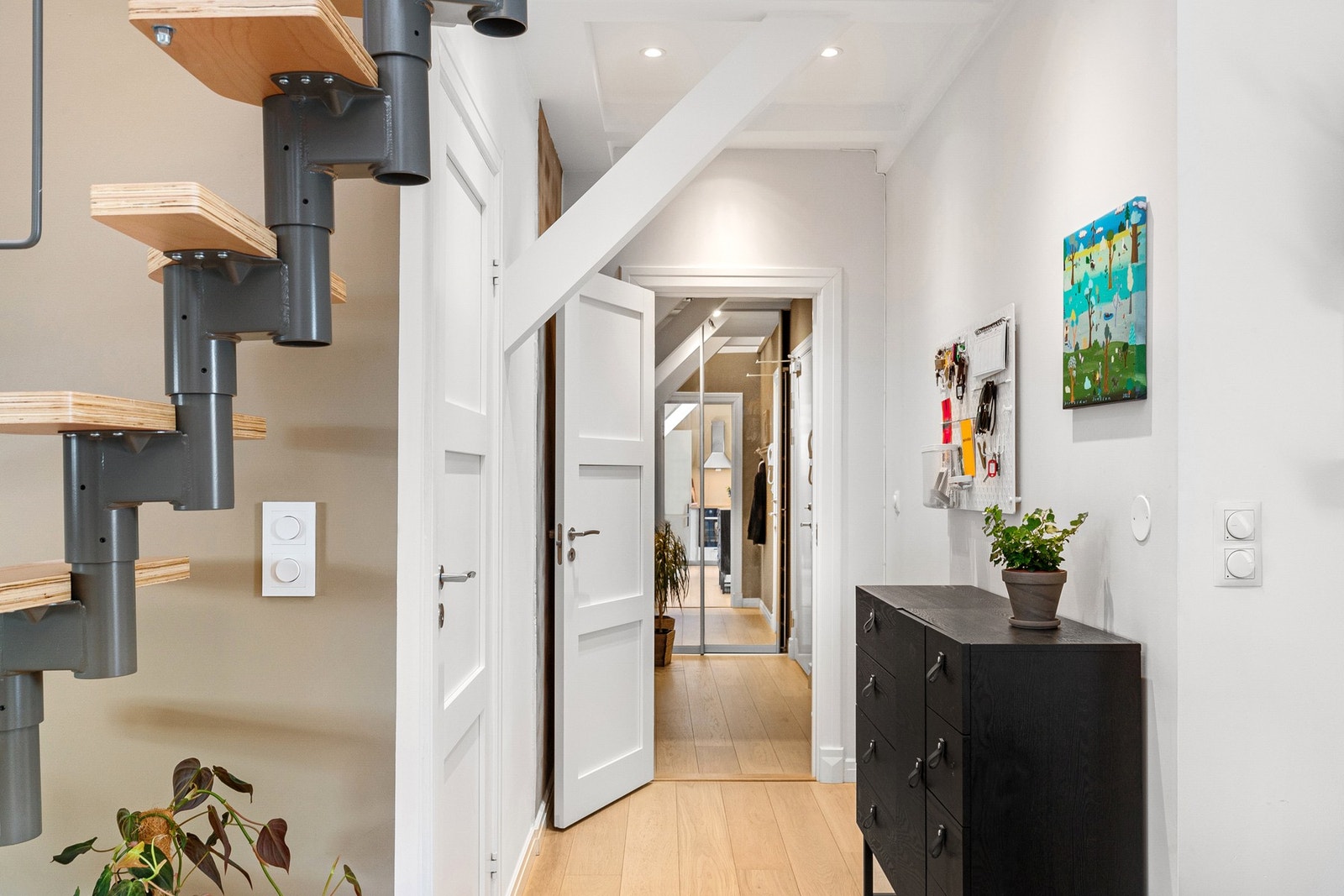 Leiligheten preges av delikate fargetoner, enstavs parkettgulv
og materialvalg av høy kvalitet. Galleribilde