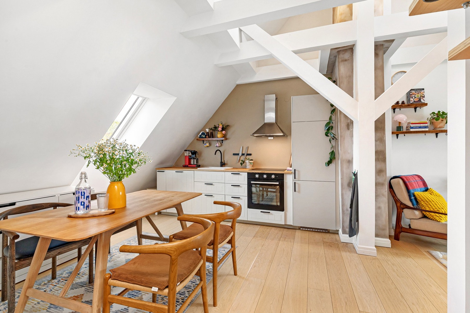 God plass til spisebord på kjøkkenet - her kan man invitere venner og familie til hyggelige lag! Galleribilde