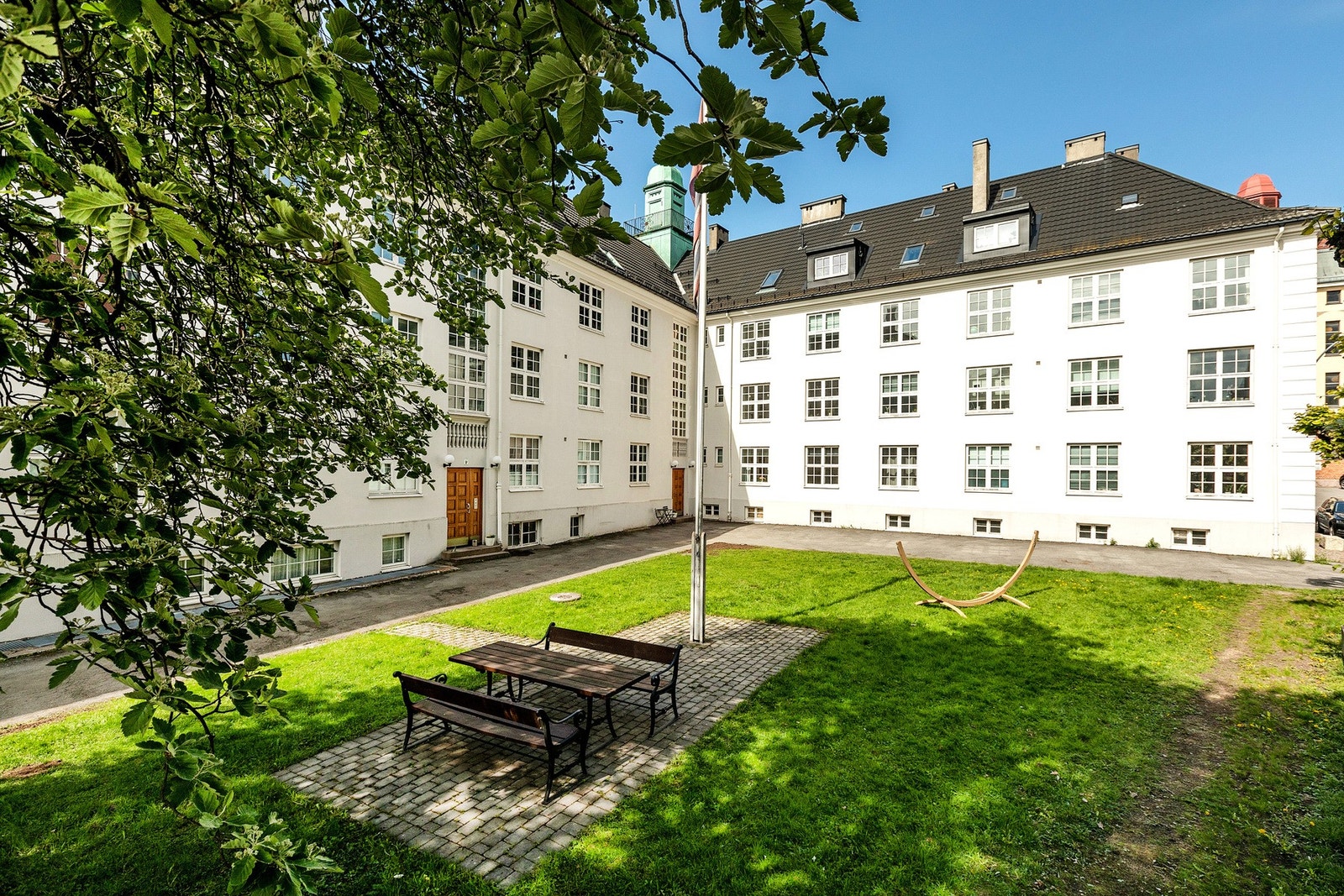 Oslos kanskje hyggeligste borettslag, preges av vakker arkitektur, idylliske forhager og et pent opparbeidet indre gårdsrom. Galleribilde