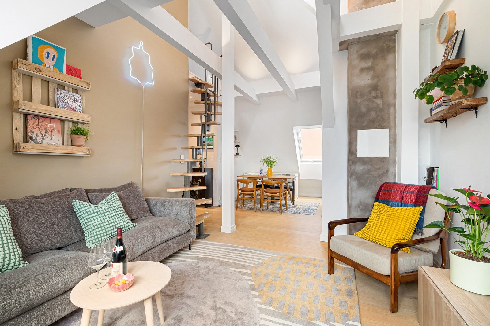 Unik og rålekker 2-roms loftsleilighet med 63 m² gulvareal, beliggende i vakker arkitekttegnet bygård! Galleribilde