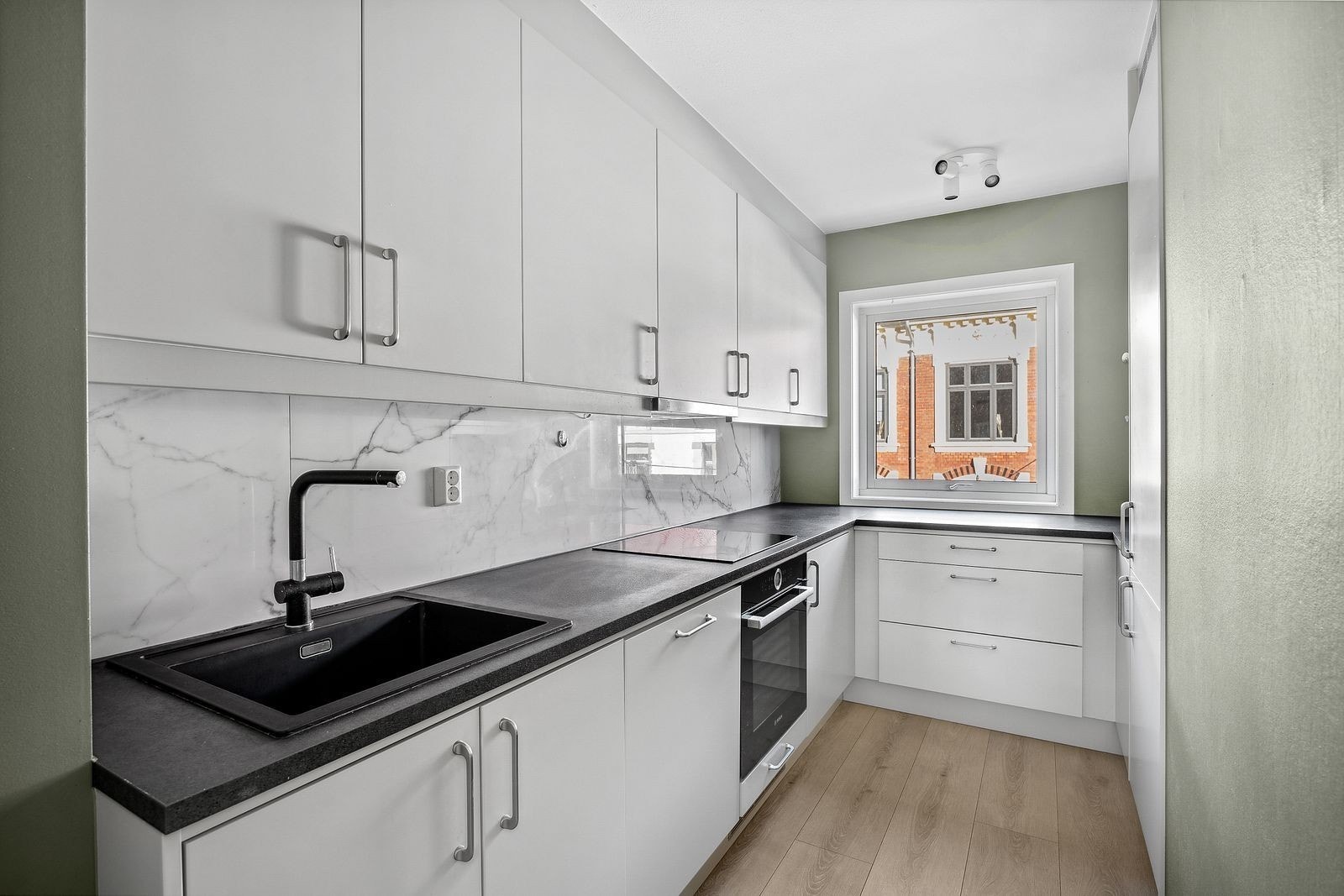 Separat kjøkken med integrerte hvitevarer Galleribilde