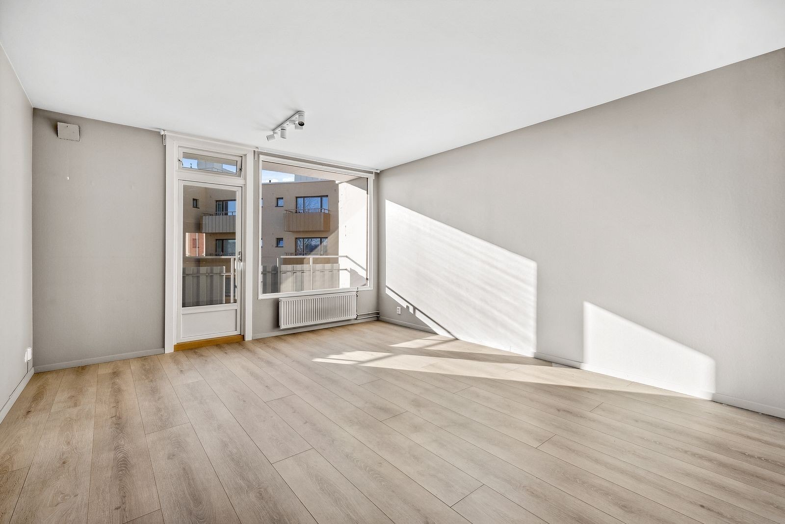 Stue - rikelig med sollys fra balkongen Galleribilde