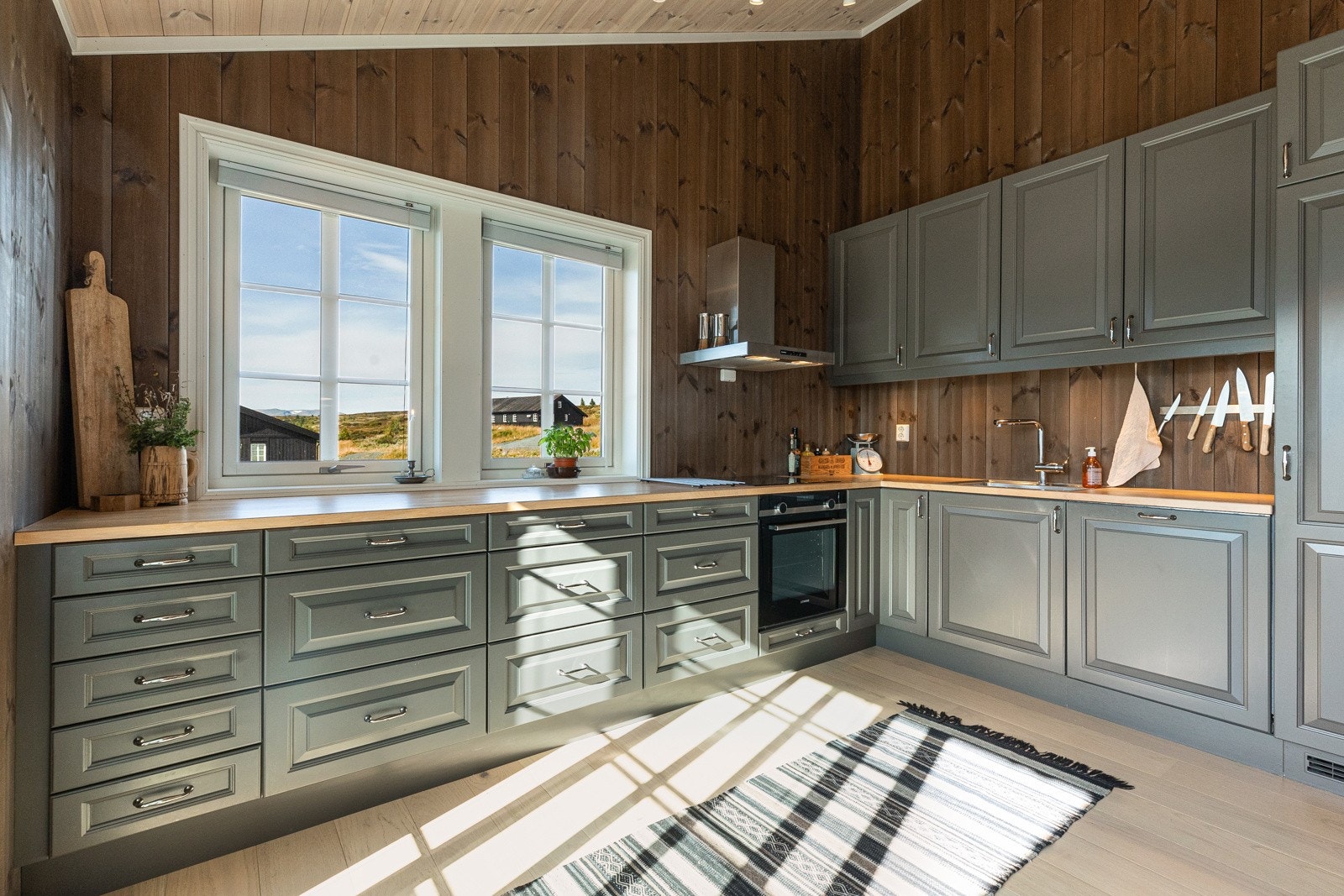 Flott kjøkken med delikat fargevalg Galleribilde