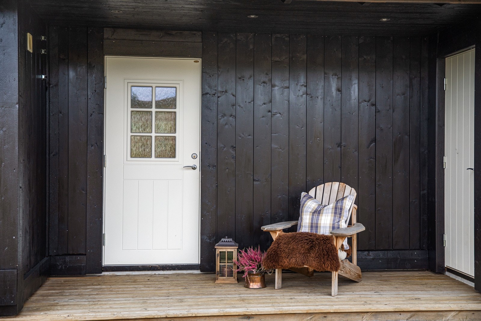 Overbygd inngangsparti med adkomst til utvendig bod Galleribilde