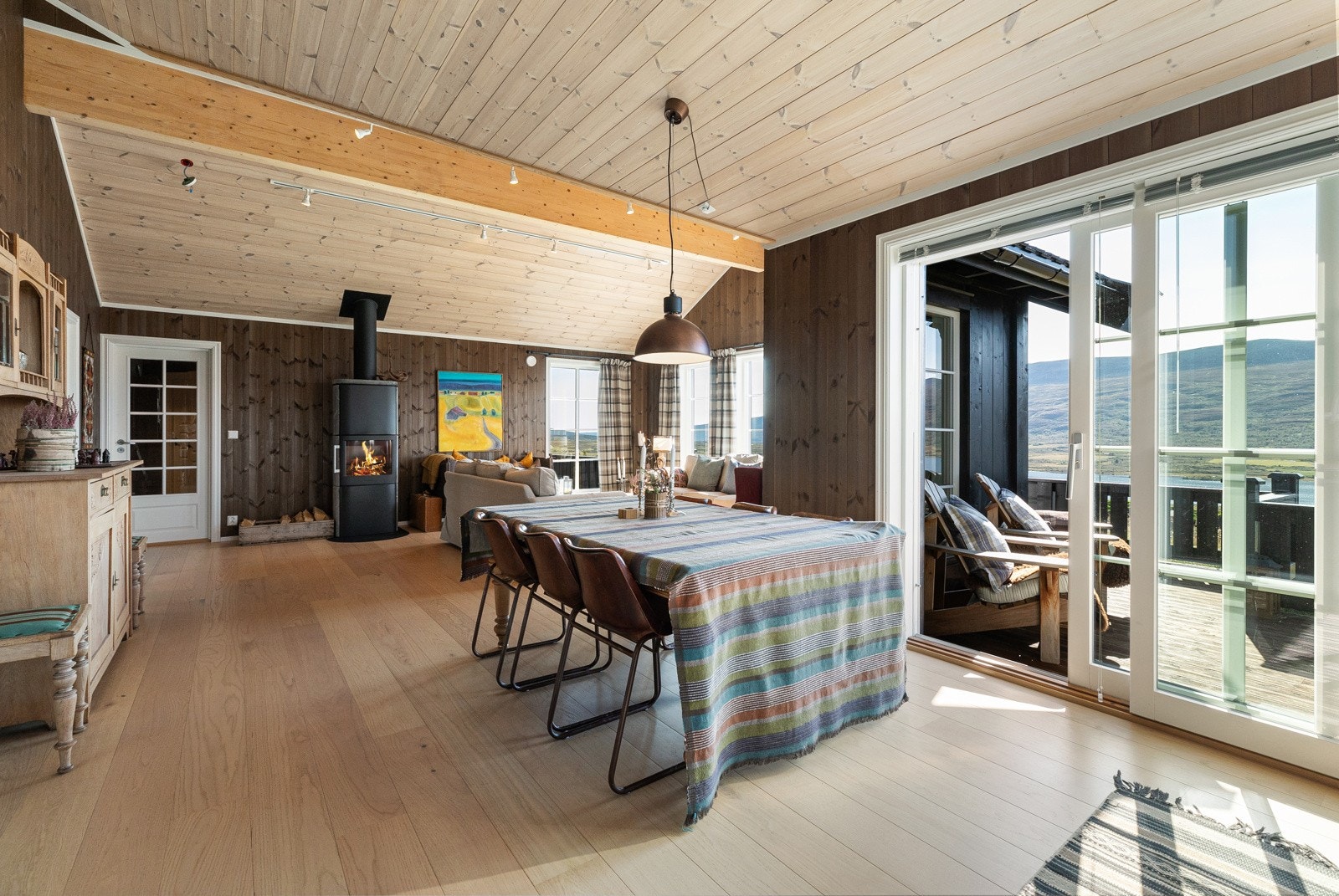 God plass til spisebord inn mot kjøkkendelen Galleribilde