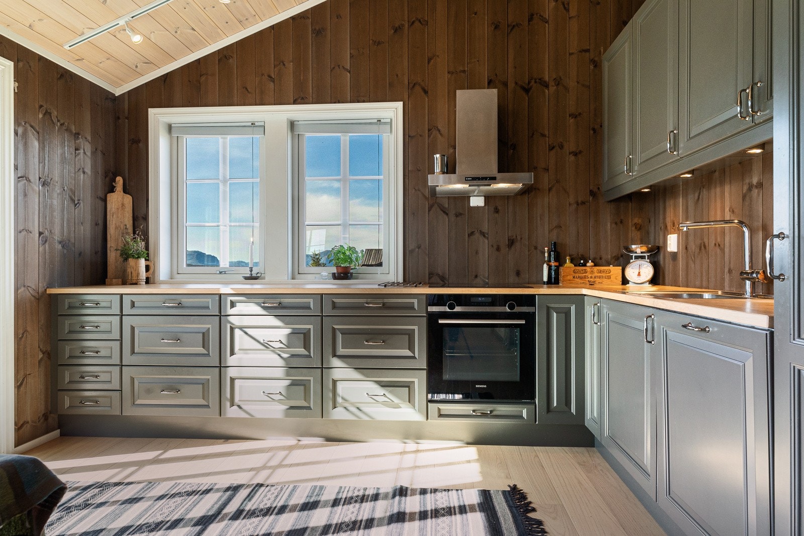 Godt med skuffer, skap- og benkplass. Integrerte hvitevarer Galleribilde