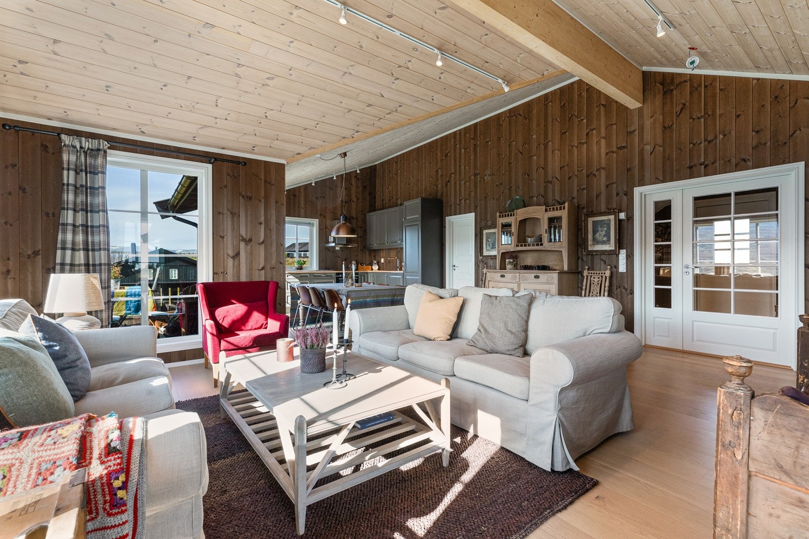 Beiset panel på vegger og i himling Galleribilde