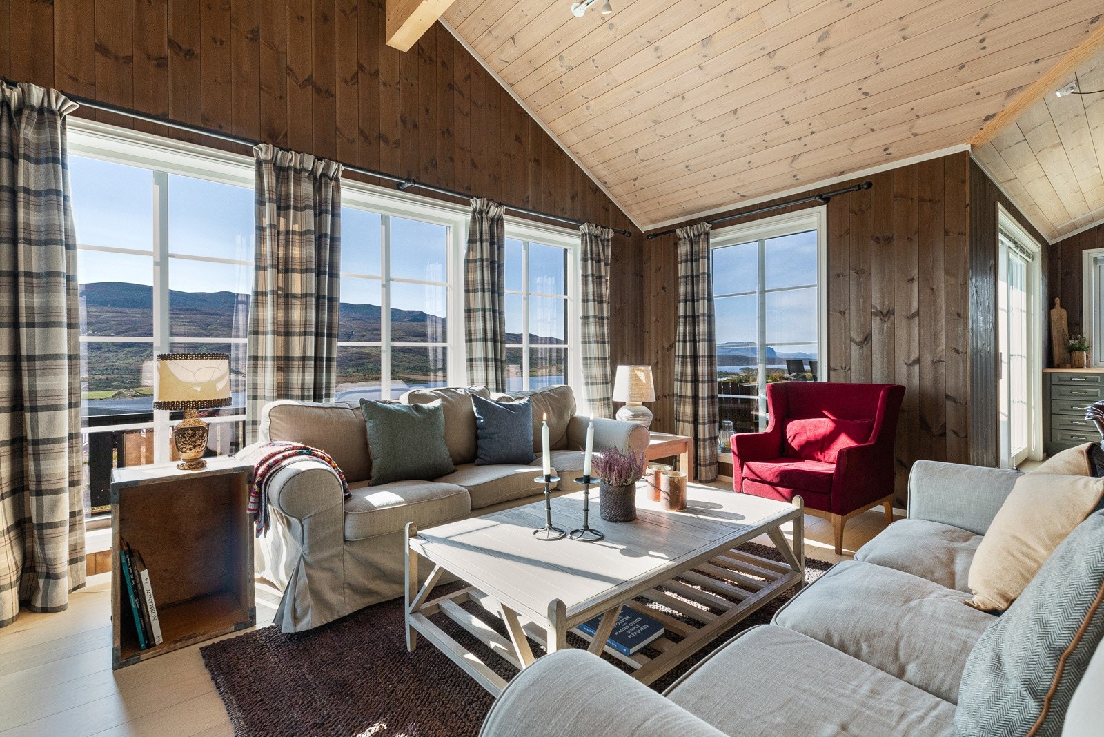 Store vindusflater hvor naturen blir dratt inn og en får gode lysforhold. Galleribilde