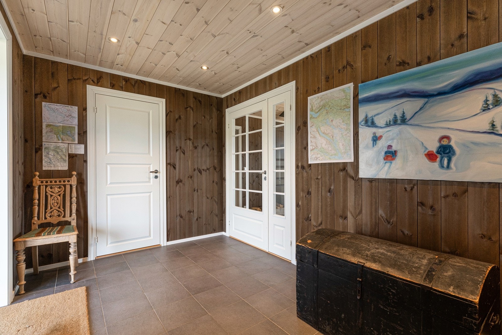 Flislagt gulv med varmekabler som gir en lun velkomst inn til hytta Galleribilde