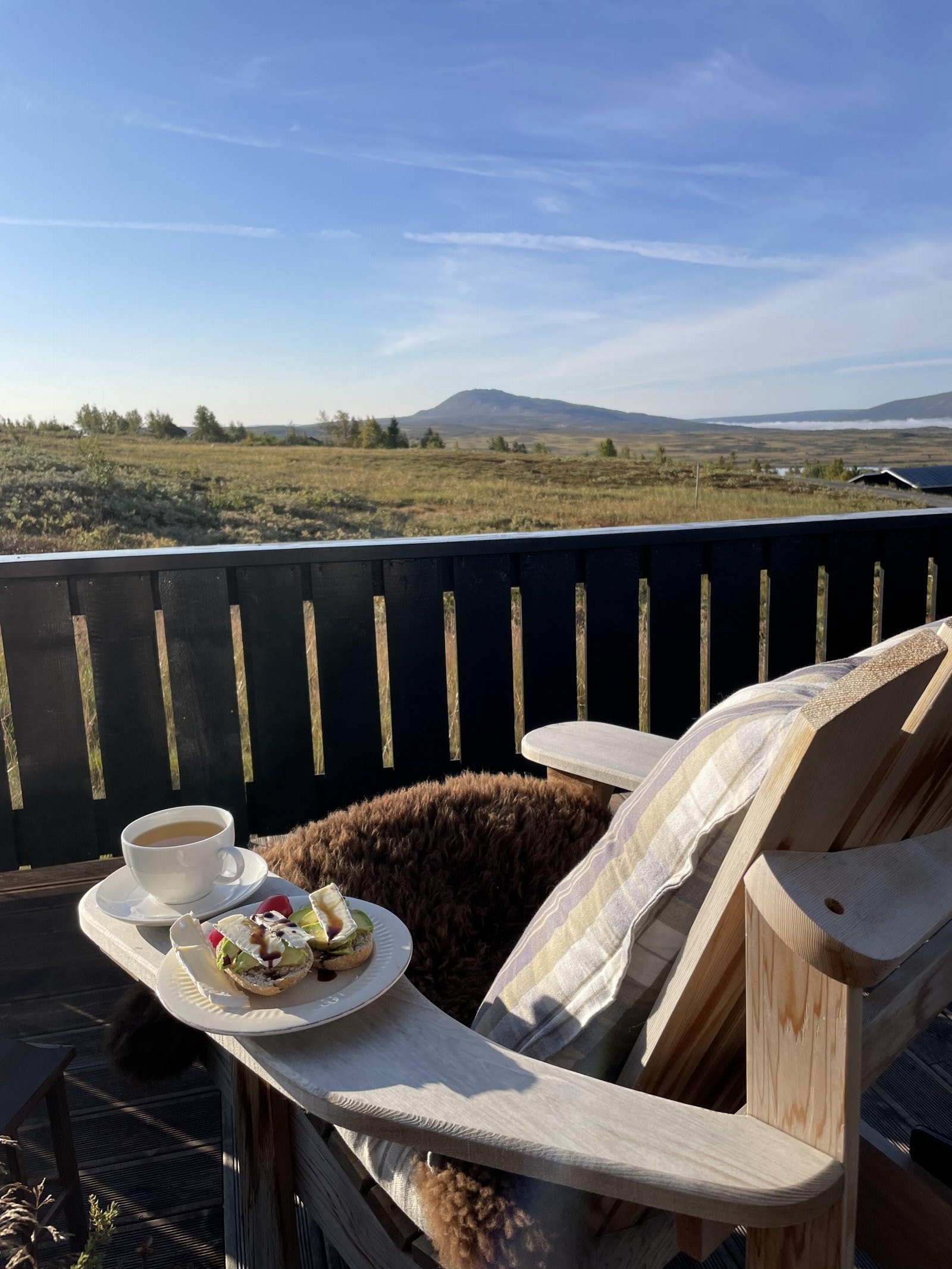 Nyt frokosten ute på de fine dagene - Bilde fra selgers arkiv Galleribilde