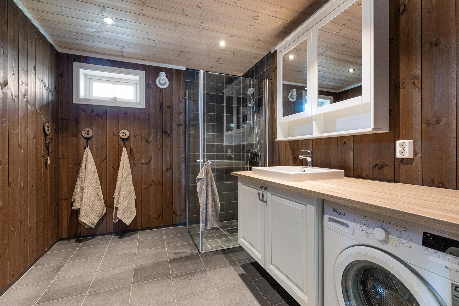 Hytta har to bad. Hovedbad har innredning med underskap og nedfelt servant i benk Galleribilde