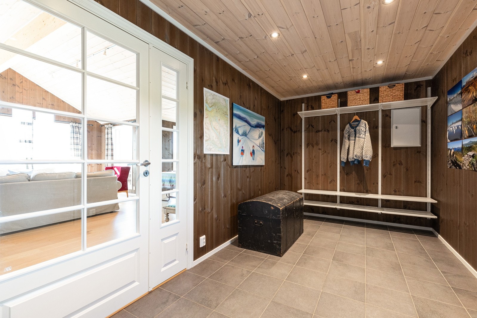Romslig entré med plass til garderobeløsning for yttertøy og sko Galleribilde