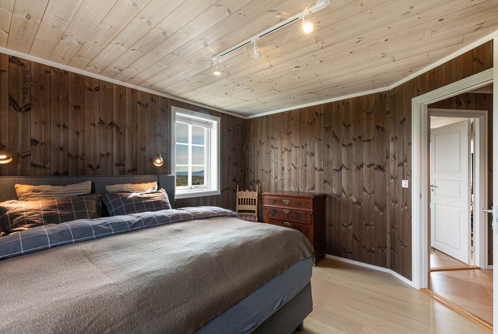 Alle rom har plass til dobbeltseng og garderobeskap eller kommode Galleribilde