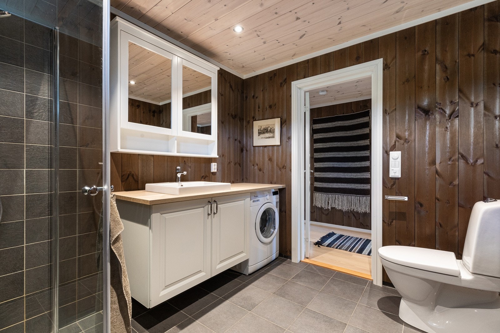 Opplegg til vaskemaskin under benk Galleribilde