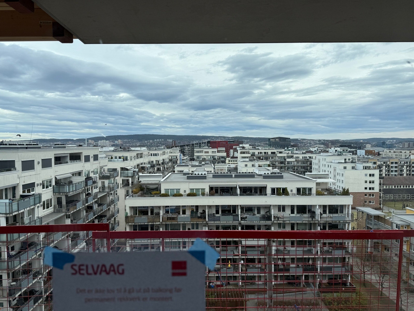 Velkommen til Lille Løren park og denne luftige 2-romsen med flott utsikt! Galleribilde