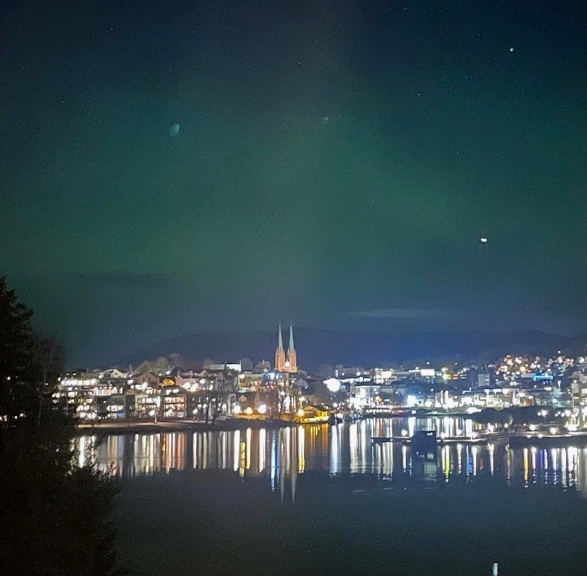 Nordlys over Skien - Selgers private bilde - tatt fra balkongen mot Hjellevannet Galleribilde