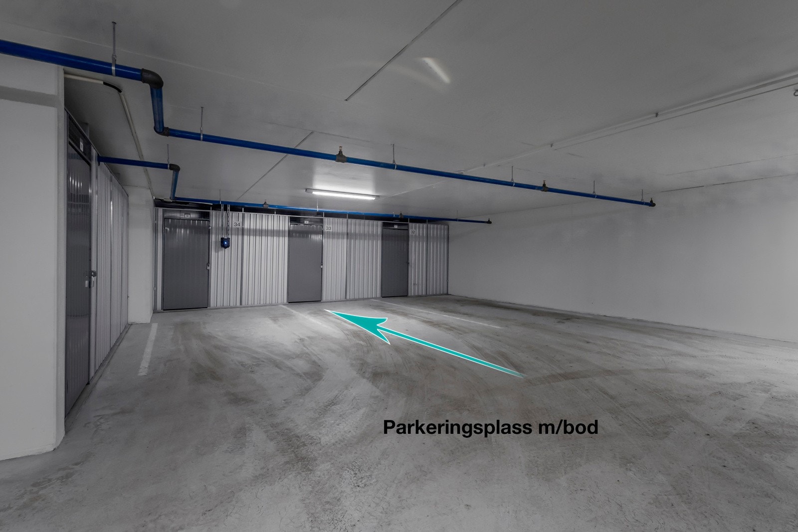 Parkeringsplass i felles garasjekjeller - Romslig bod i bakkant av parkeringsplassen Galleribilde
