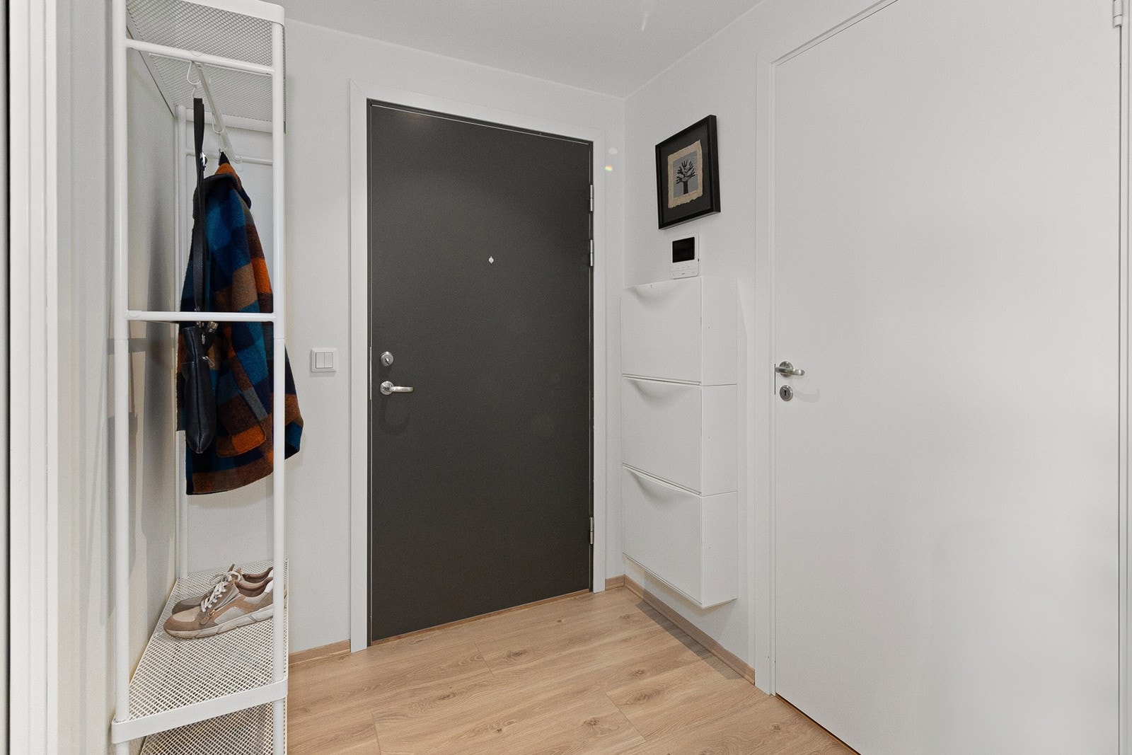 En lys og trivelig entre ønsker deg velkommen inn ! Galleribilde
