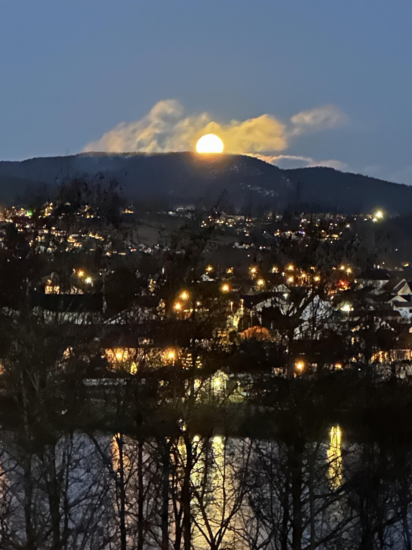 Selgers private bilde - tatt fra balkongen mot Hjellevannet Galleribilde