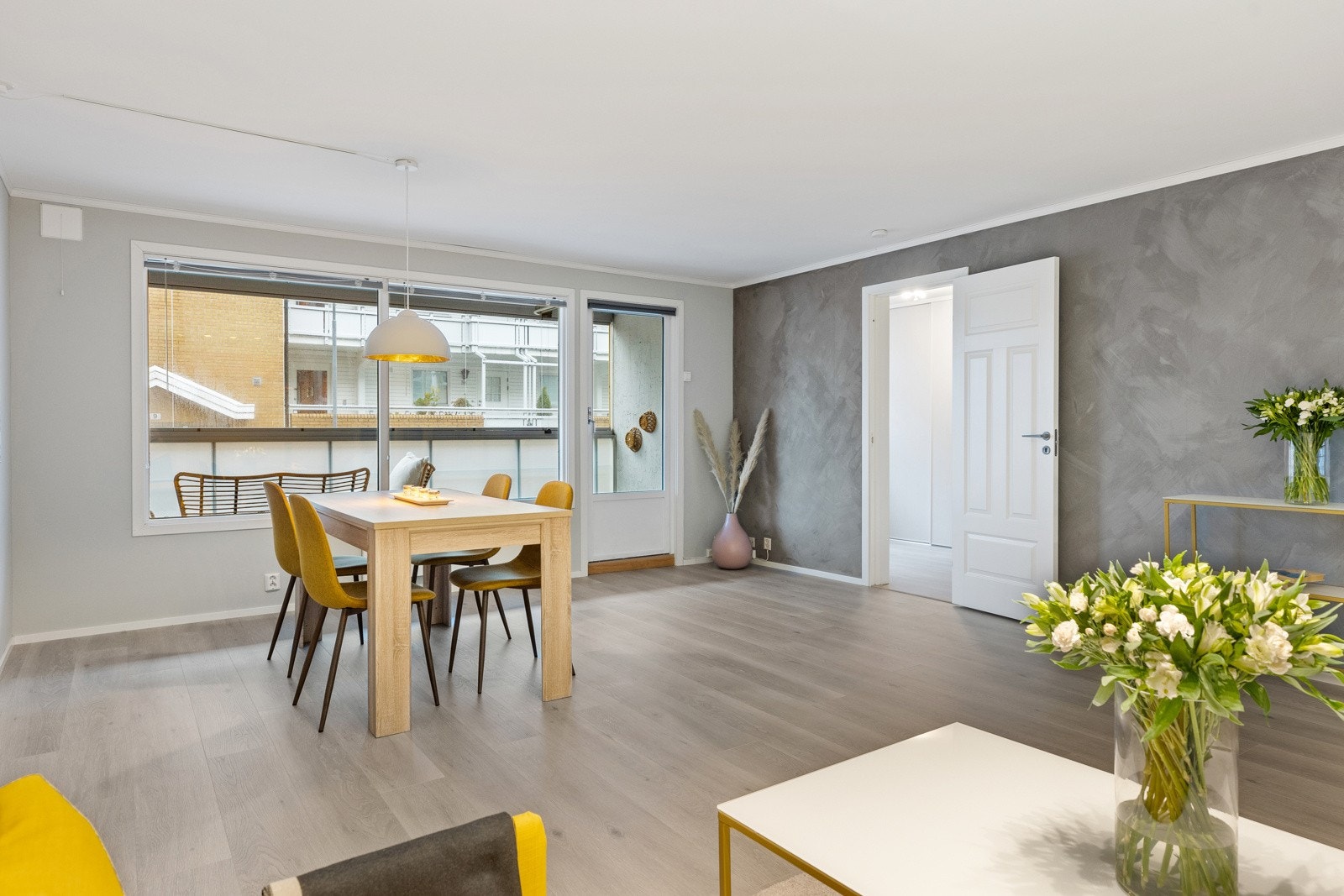 Det er god plass til spisegruppe i tilknytning til kjøkkenet. Galleribilde