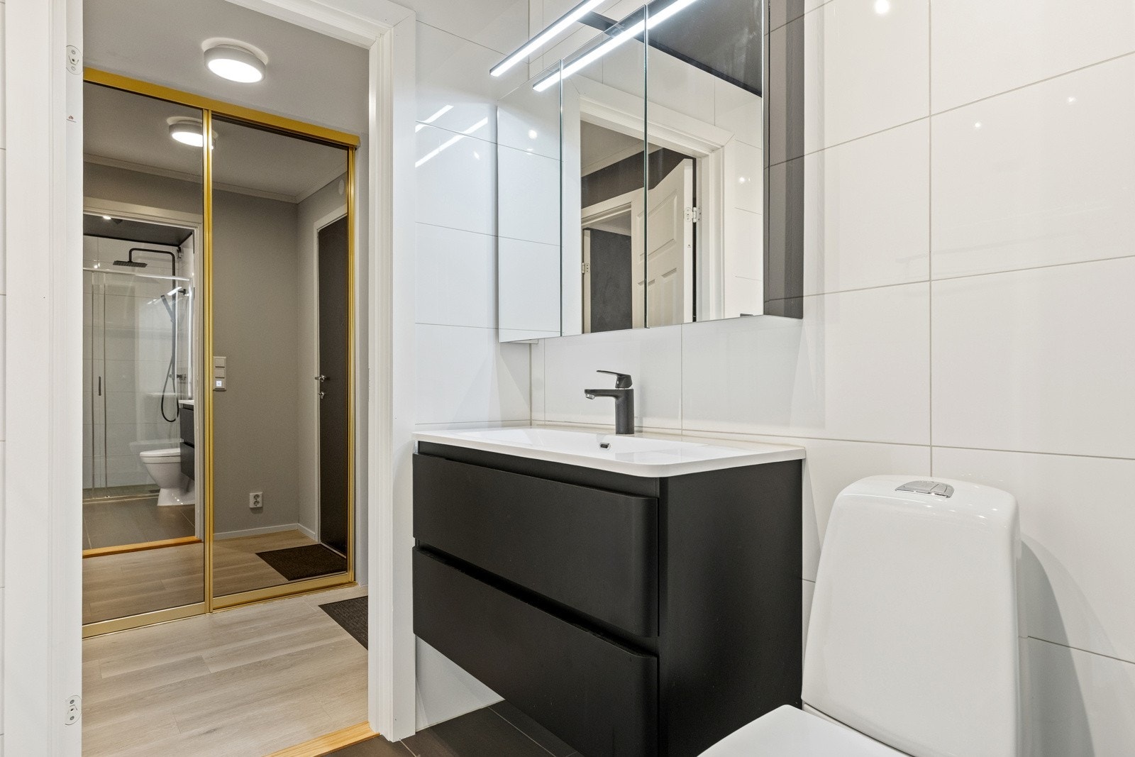 Her er det blant annet varmekabler i gulv, servantskap og speilskap med belysning. Galleribilde