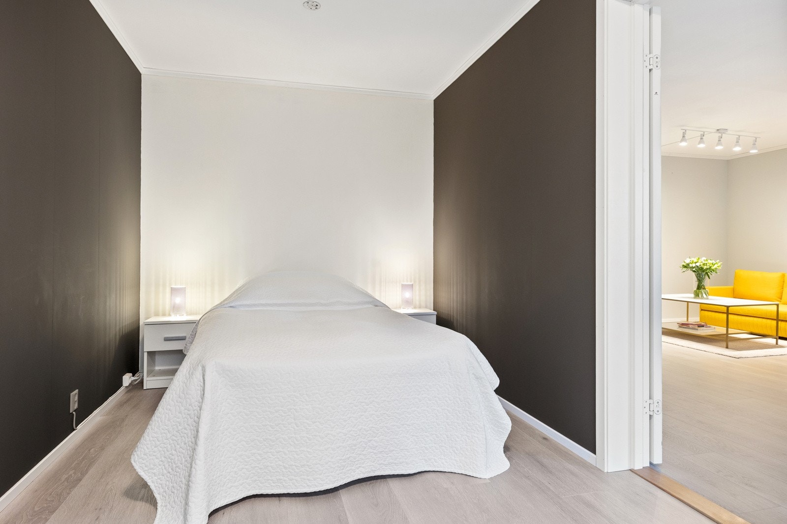 Soverommet er av god størrelse med plass til dobbeltseng og nattbord. Galleribilde