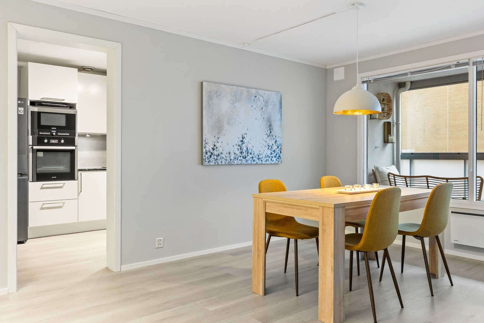 Kjøkkenet ligger praktisk til adskilt fra stue og spisestue. Galleribilde