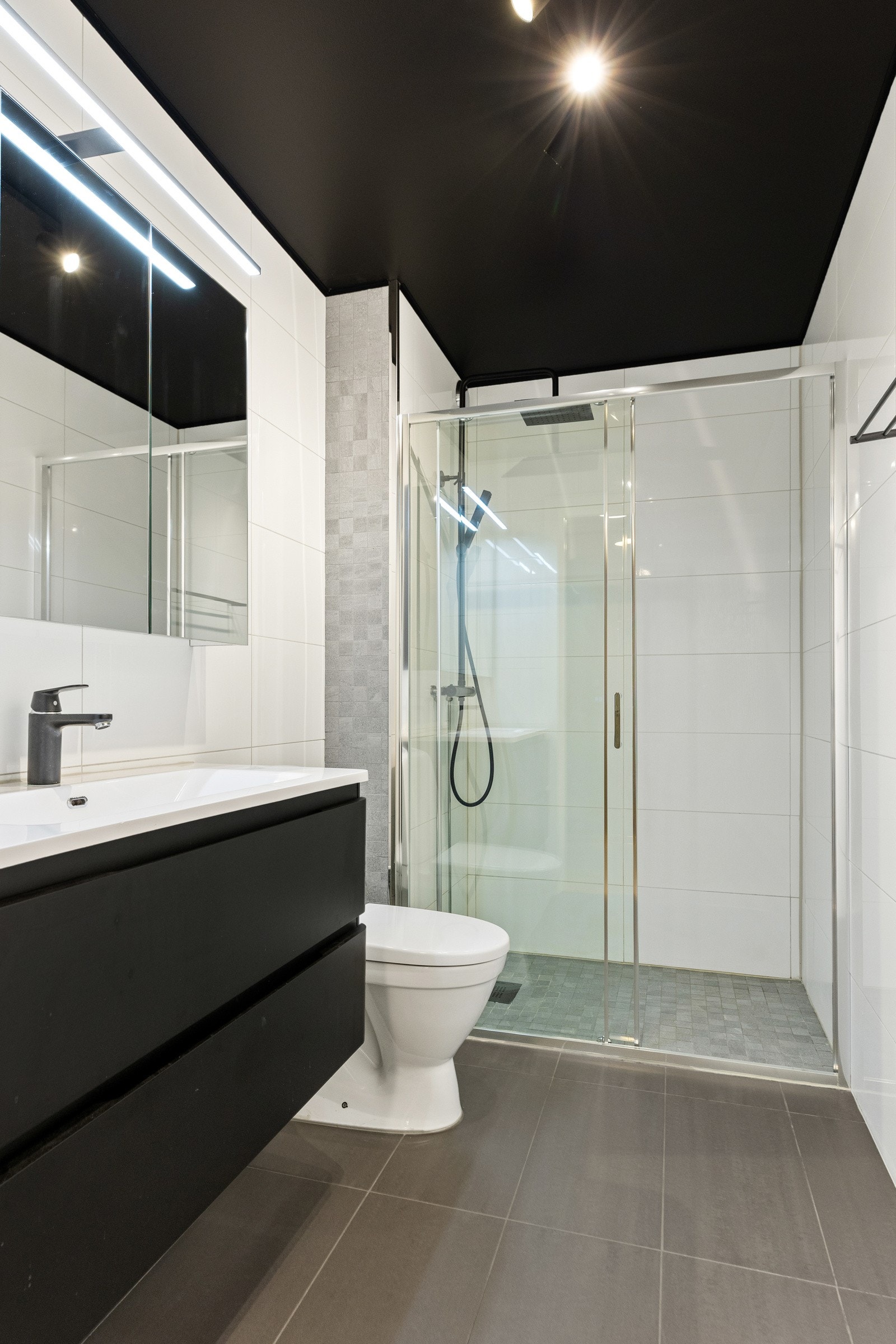 Flislagt baderom pusset opp i 2019. Galleribilde