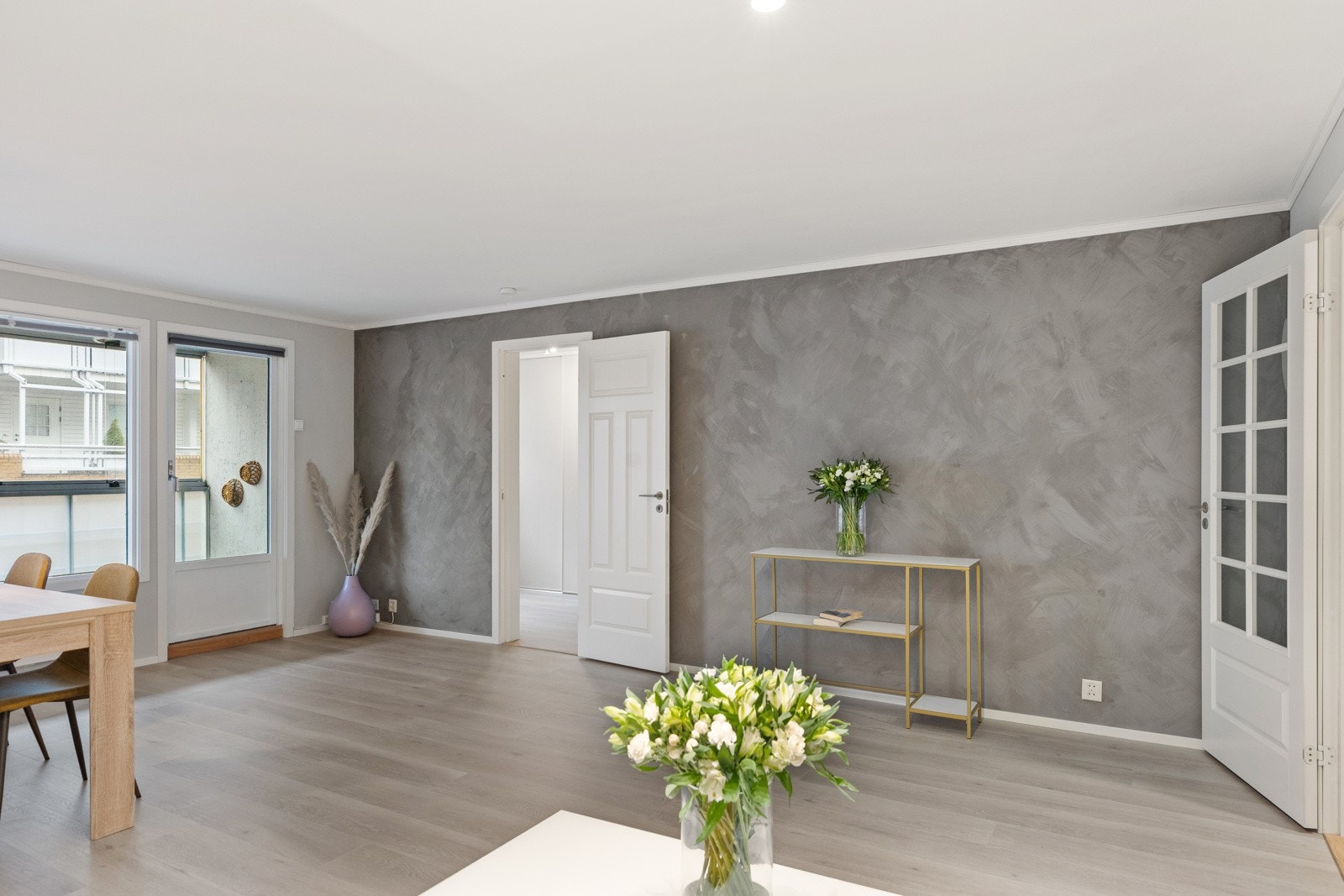 Her har man plass til stor sofagruppe, spisebord, tv-møbel etc. Galleribilde