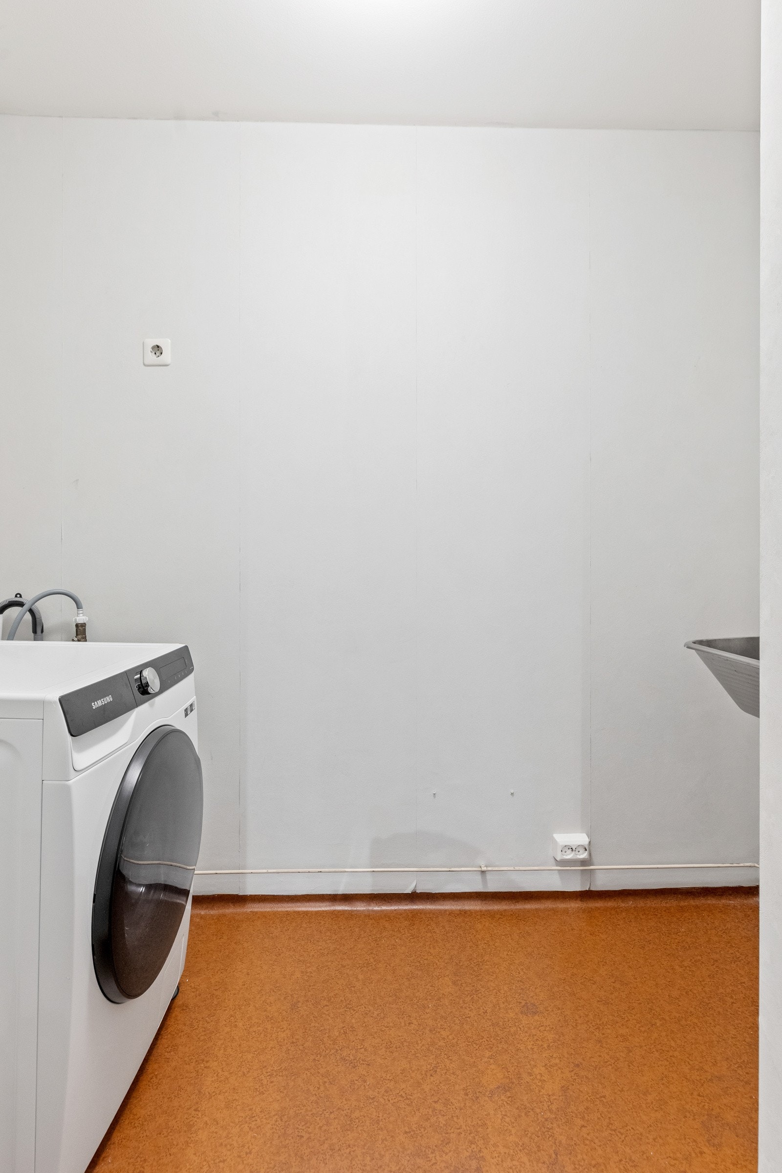 Leiligheten har eget vaskerom med utslagsvask. Galleribilde