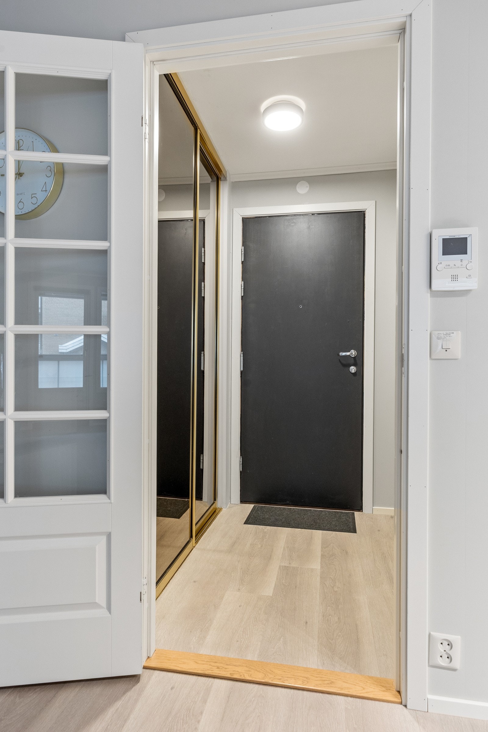 Entré/gang med god lagringsplass i skyvedørsgarderobe. Galleribilde