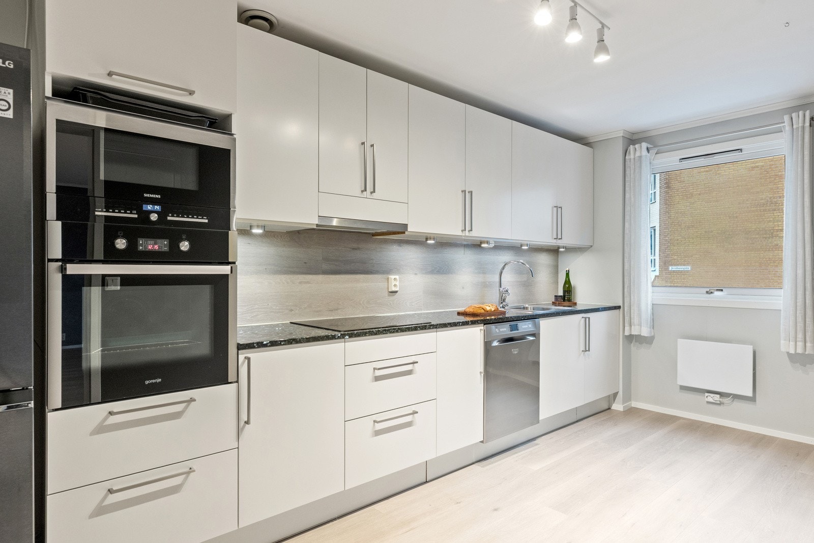 Pen 2-roms andelsleilighet med enkel adkomst i 1.etasje og innglasset balkong. Galleribilde