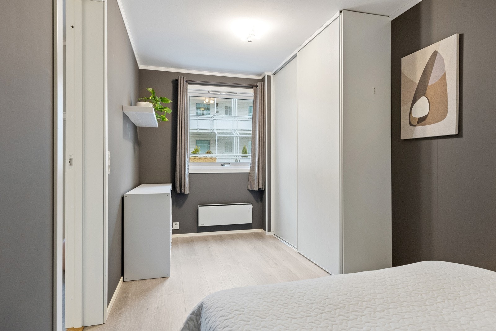 Her har man også plass til kommode og godt med lagringsplass i skyvedørsgarderobe. Galleribilde