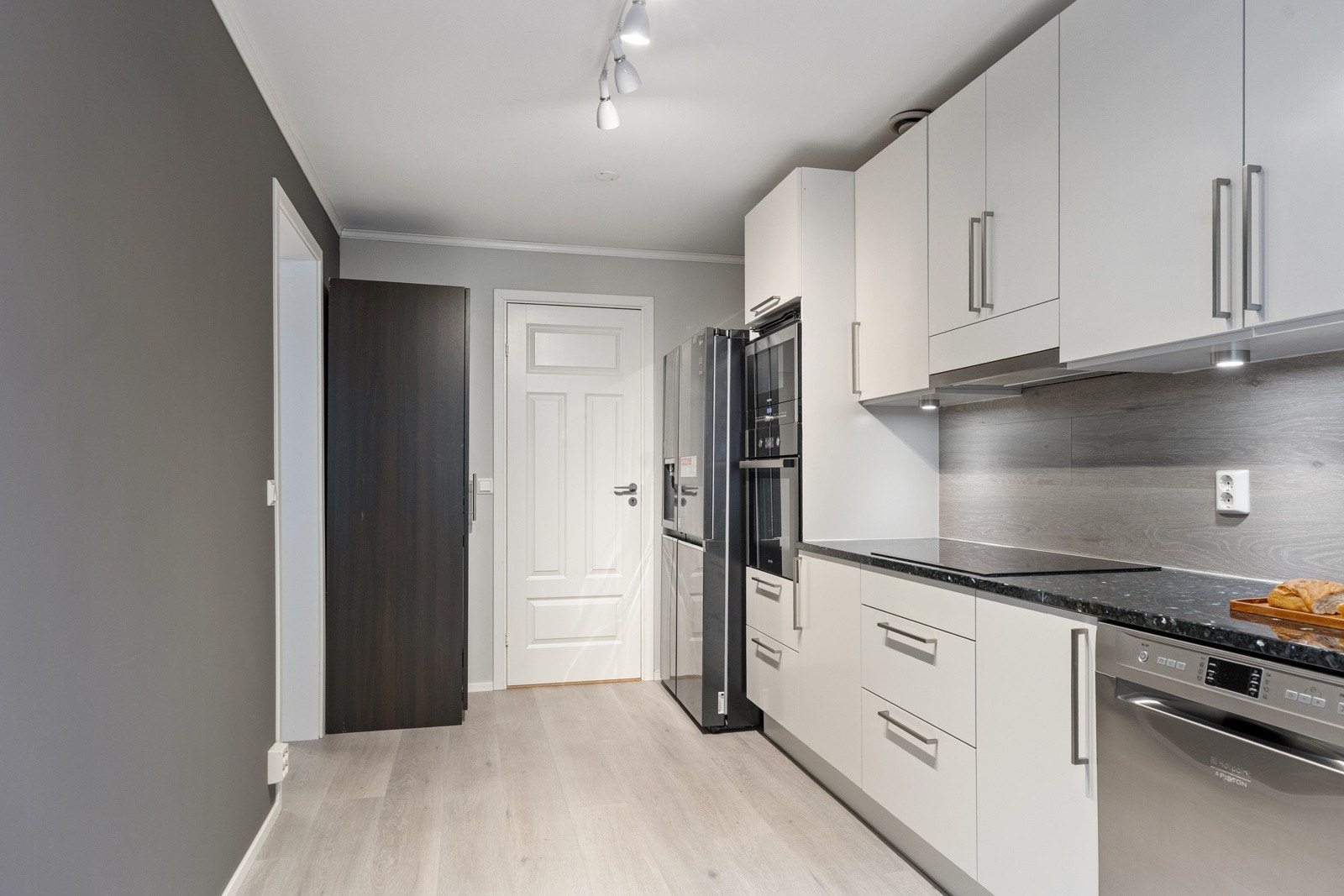 Integrerte hvitevarer medfølger og frittstående kombiskap (kjøleskap med frysedel) fra ca. 2023. Galleribilde