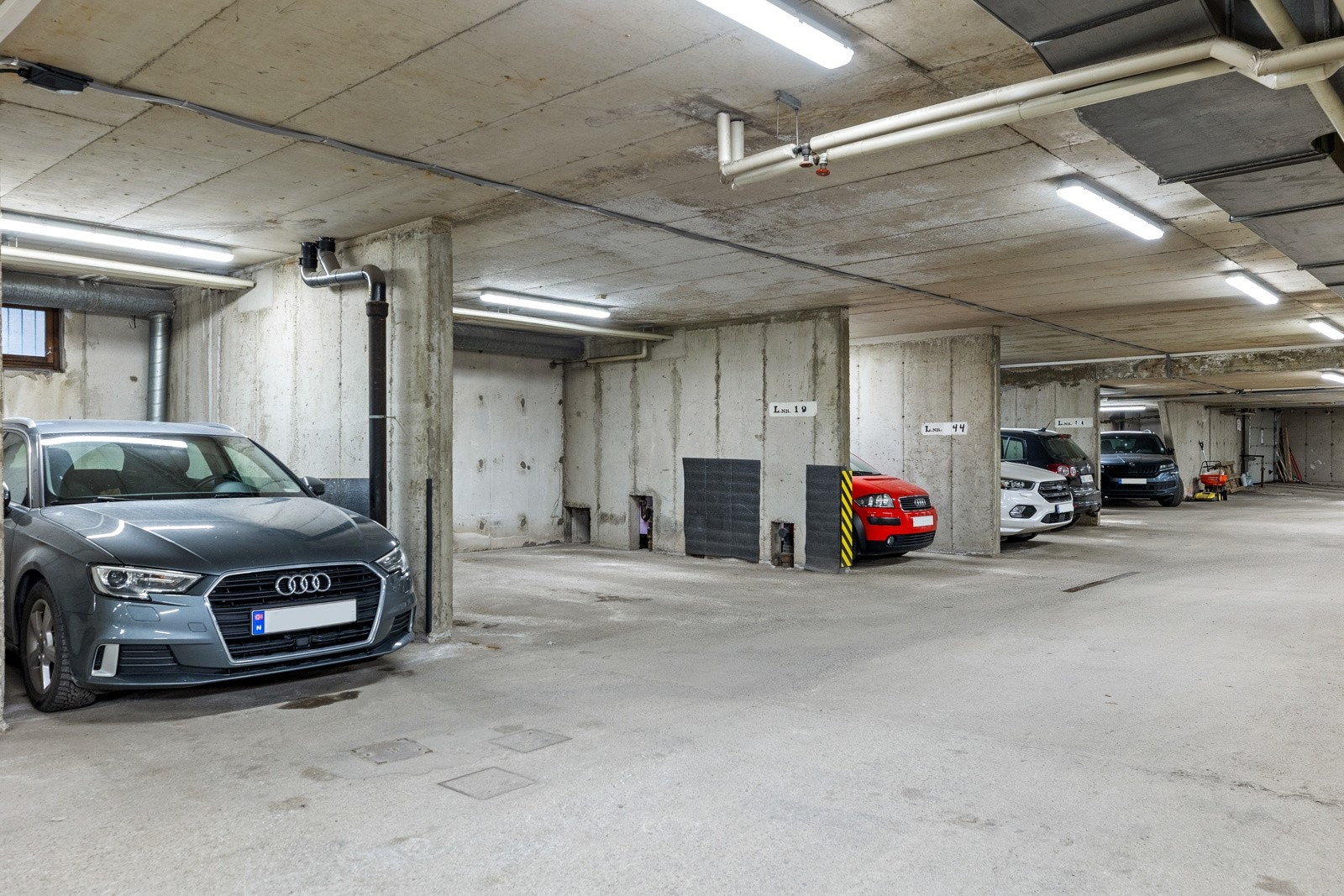 Leiligheten disponerer en parkeringsplass i felles garasjeanlegg i kjeller. Det er mulig å installere ladeboks for elbil. Galleribilde