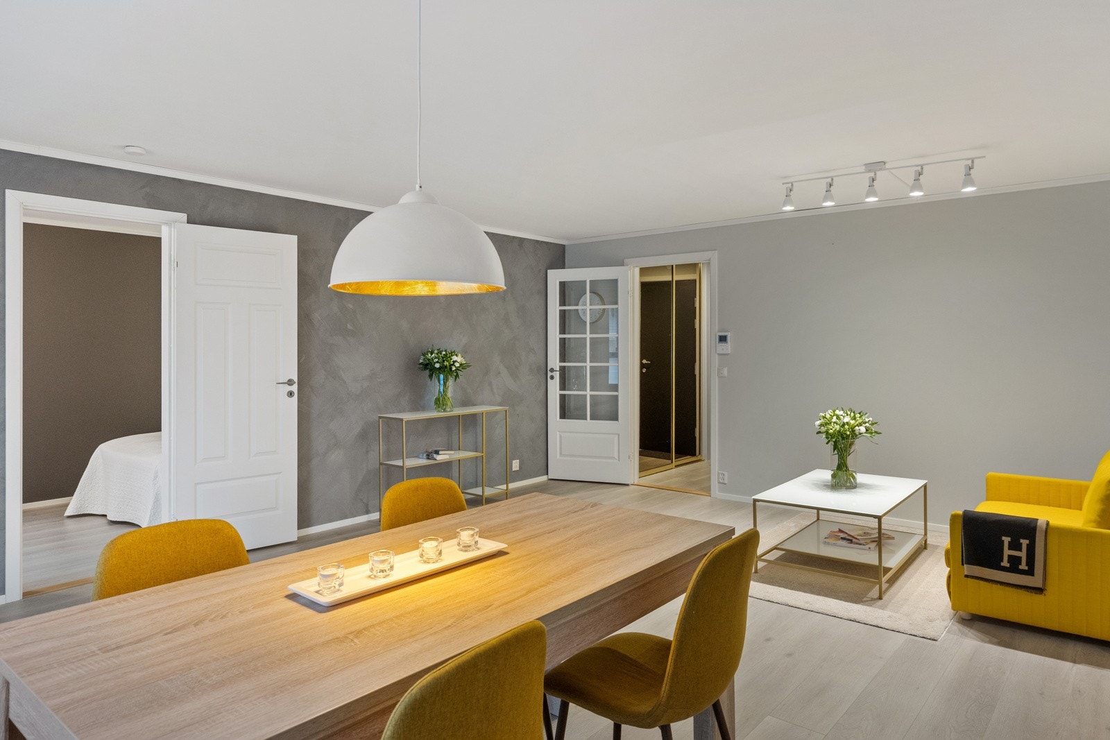 Det er mye inkludert i felleskostnadene som blant annet varmtvann, kommunale avgifter og grunnpakke for tv/nett. Galleribilde