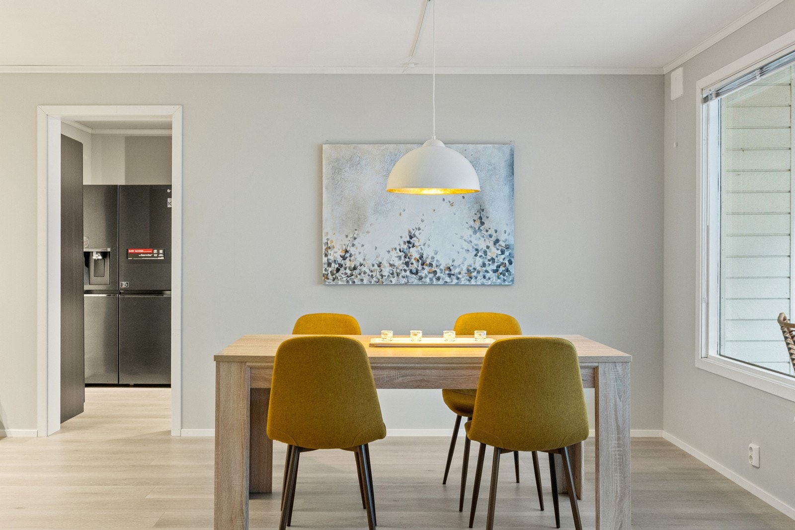 Stuen er av god størrelse og fremstår lys og åpen. Galleribilde