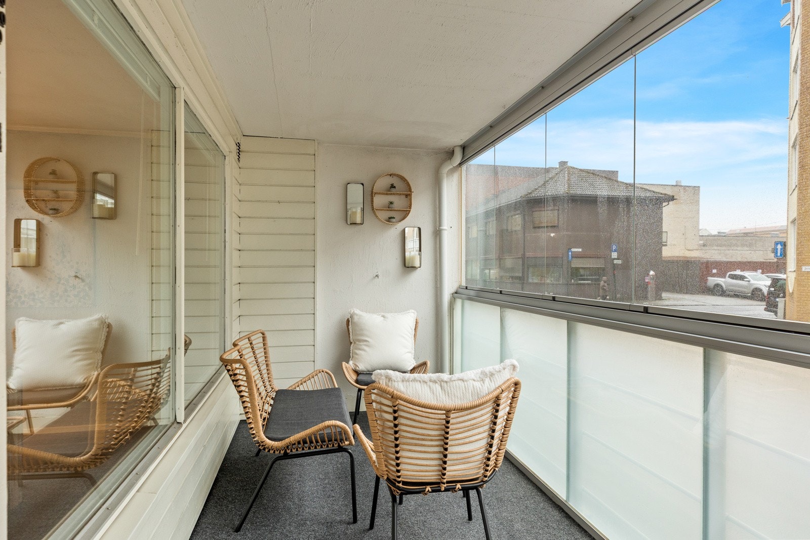 Fra stuen er det utgang til en innglasset nordvestvendt balkong på ca. 10 kvm. Galleribilde